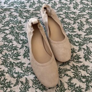 Everlane Size 10 Italian Suede Day Hill in Creme Suede - Nearly New!